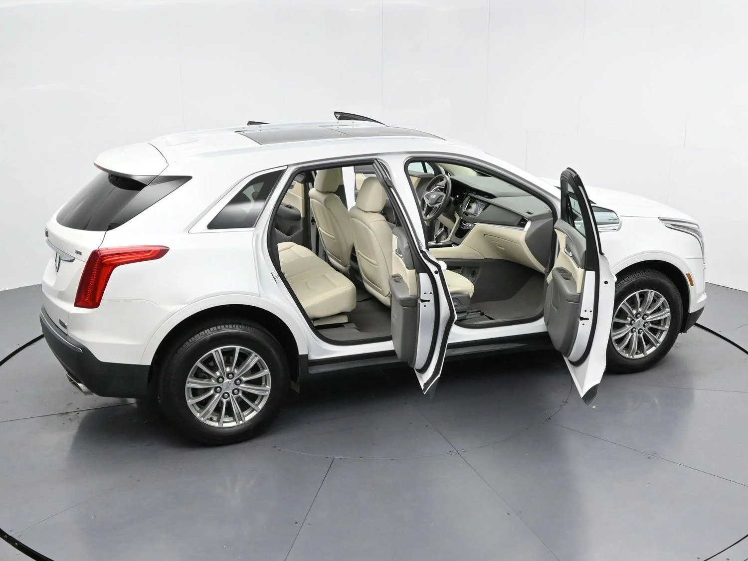 Used 2017 CRYSTAL WHITE TRICOAT Cadillac Luxury FWD image 38