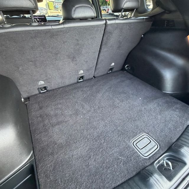 Used 2024 White Jeep Latitude image 9