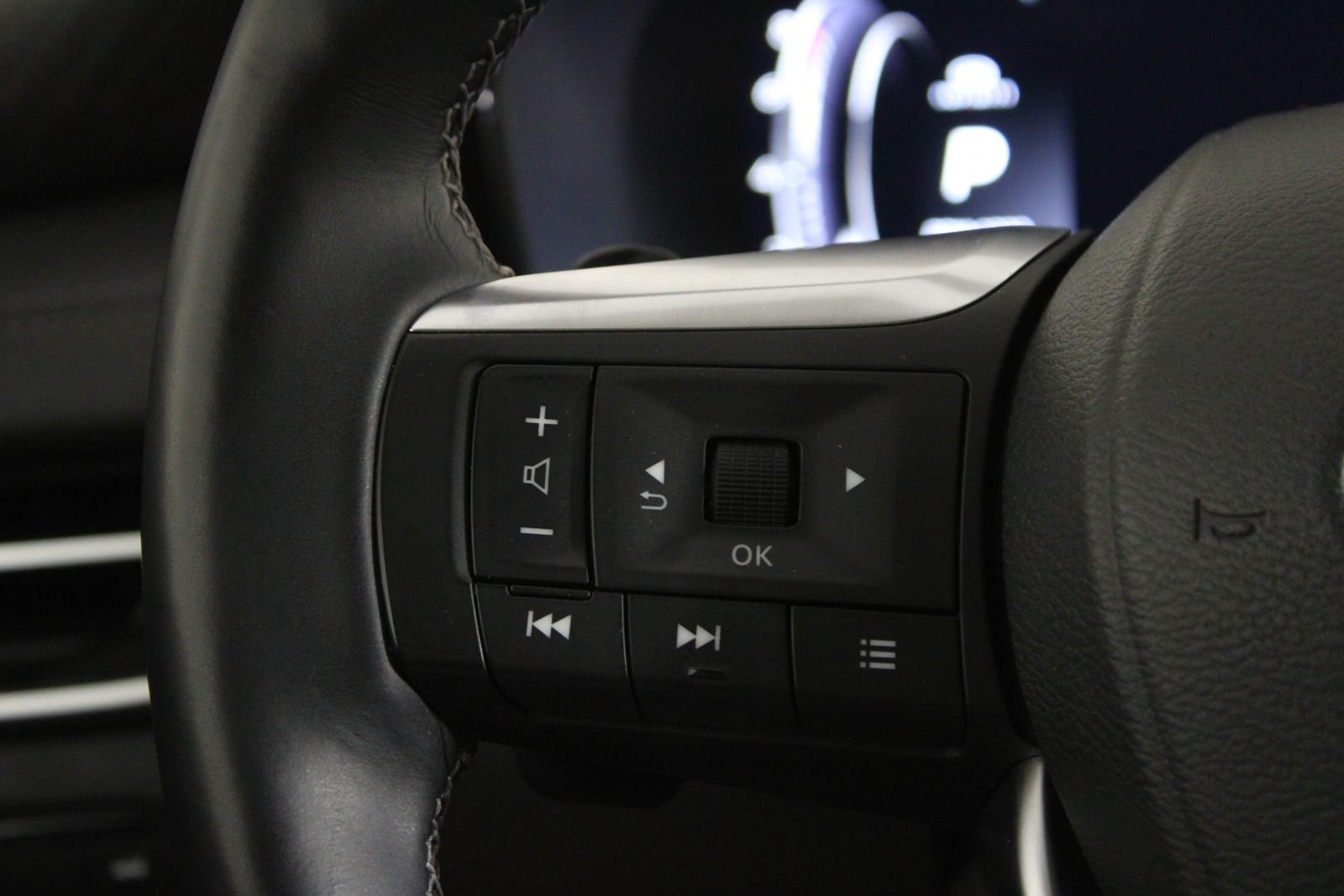 Used 2025 Black INFINITI Sensory image 31