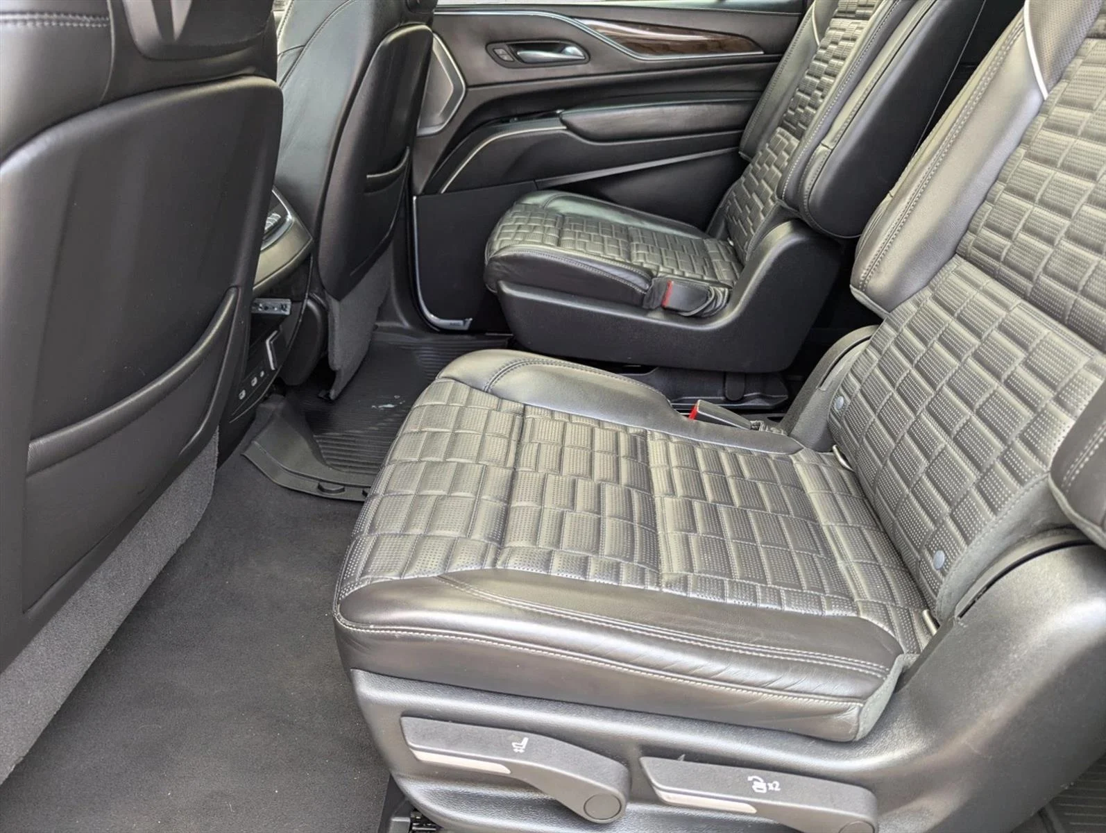 Used 2021 Crystal White Tricoat Cadillac Sport Platinum image 19