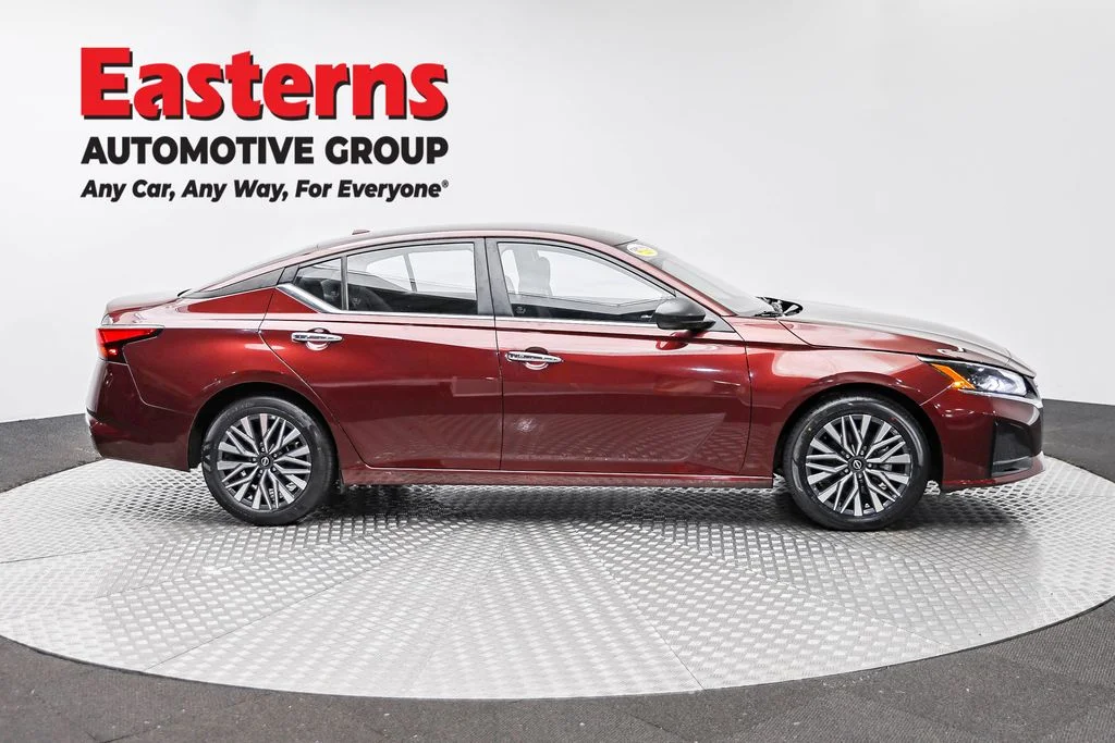Used 2025 Red Nissan 2.5 SV image 4