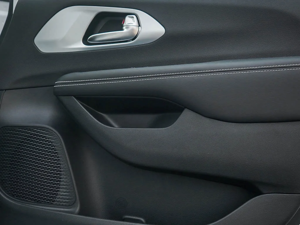 2026 Chrysler Pacifica Limited - Photo 9