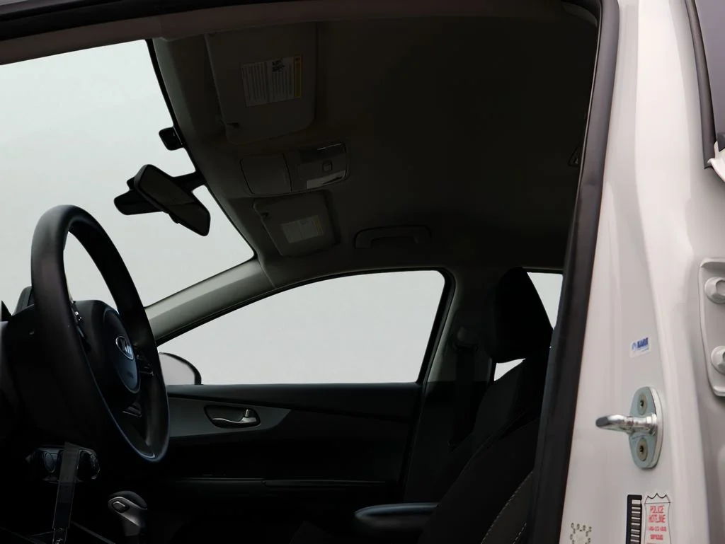 Used 2021 White Kia LXS image 33