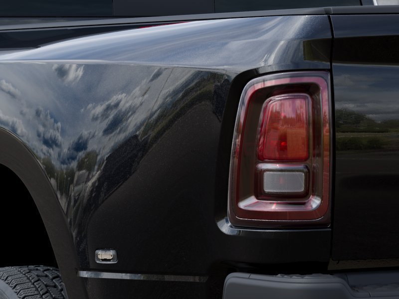 New 2026 Diamond Black Crystal Pearl-Coat Exterior Paint RAM Tradesman image 9