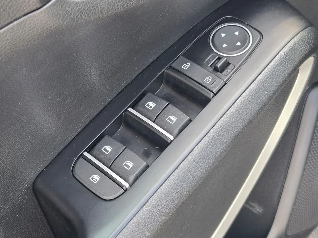Used 2025 White Kia LX image 18