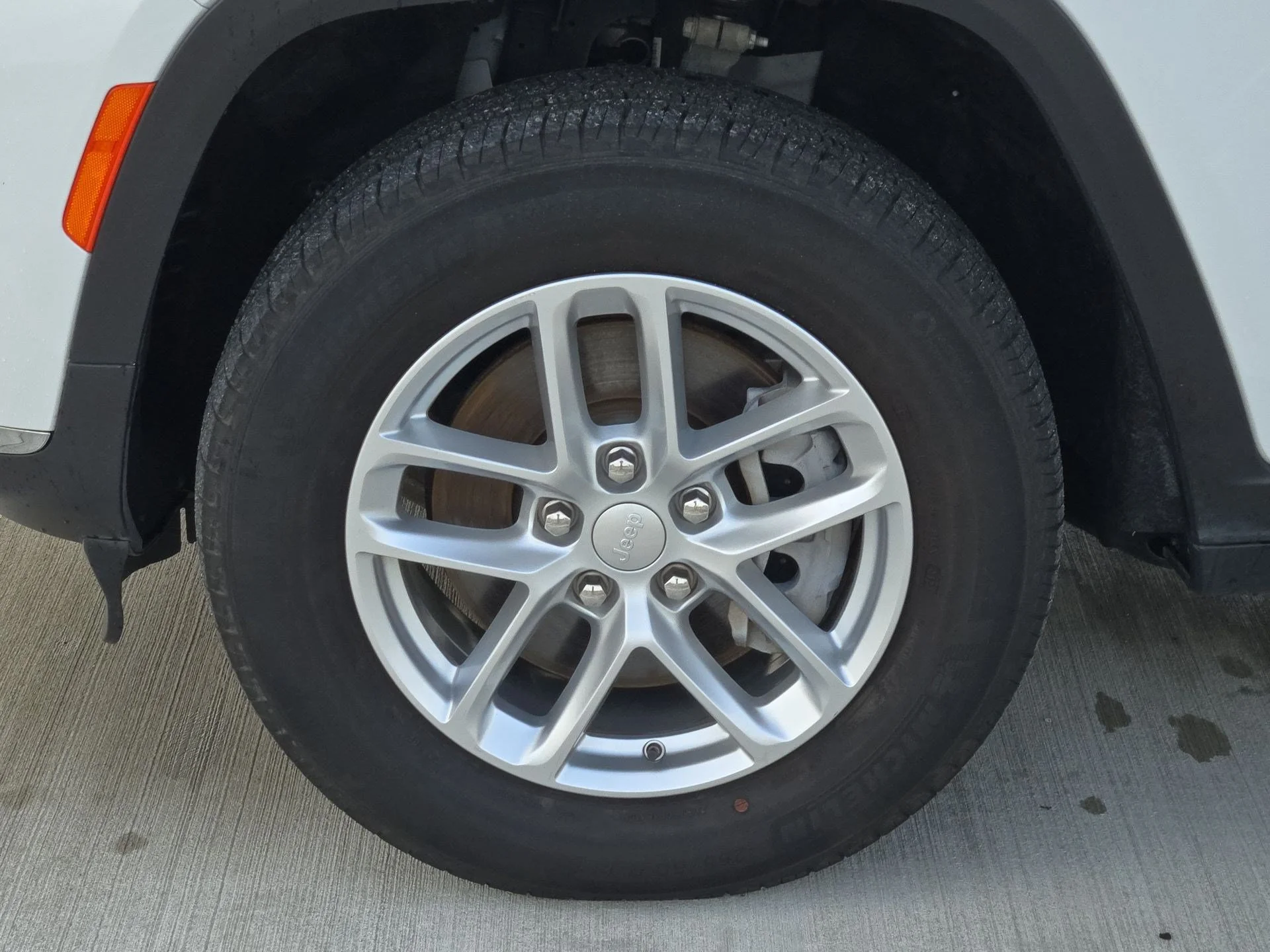 Used 2023 Bright White Clearcoat Jeep Laredo image 11