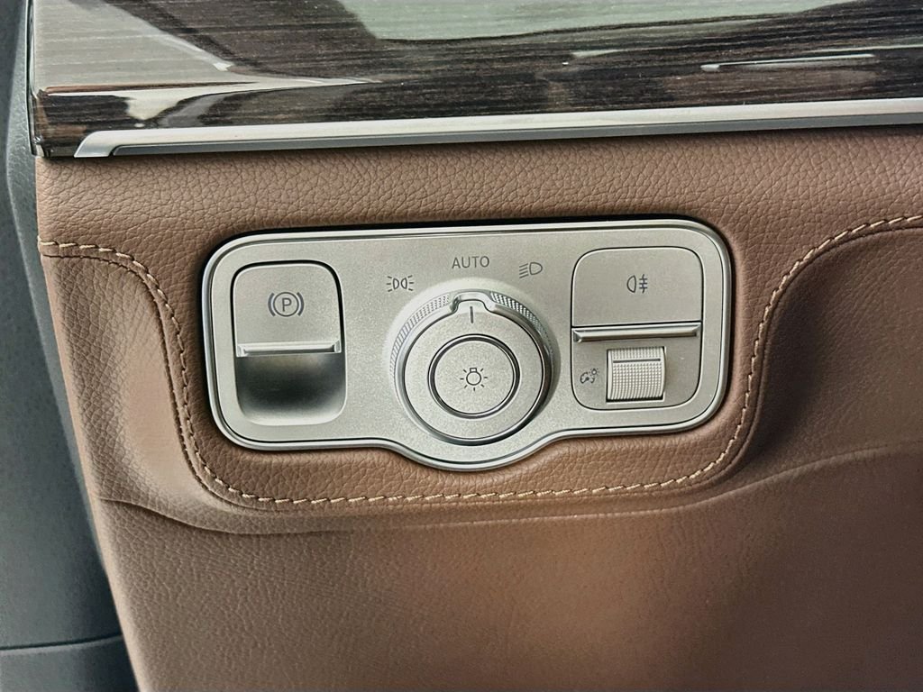 New 2026 MANUFAKTUR Moonlight White Metallic Mercedes-Benz GLE 450 image 10