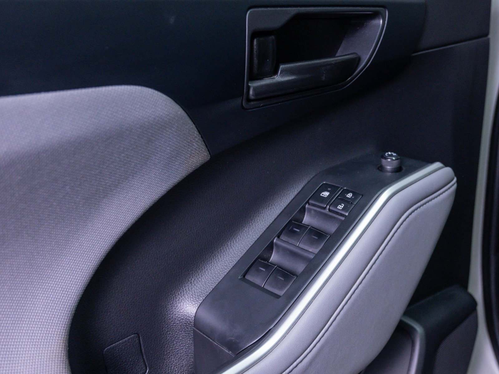 Used 2022 Pearl Toyota LE image 20