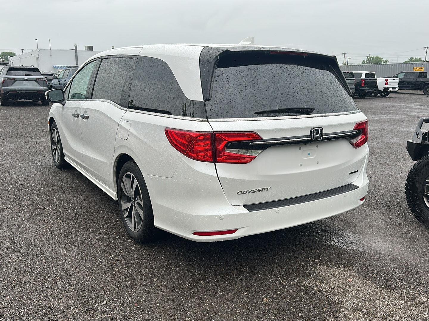 Used 2023 Platinum White Pearl Honda Touring image 6