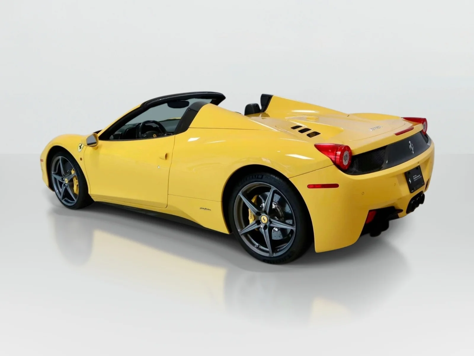 Used 2013 Giallo Modena Ferrari 2dr Conv image 3
