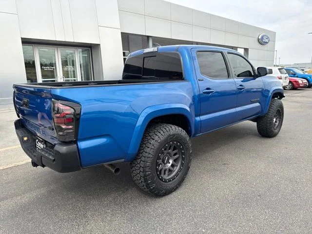 Used 2018 Blue Toyota SR5 image 6