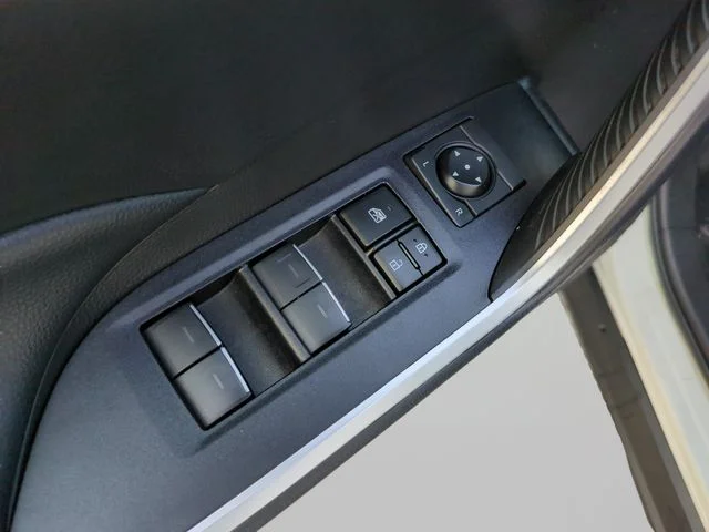 Used 2022 White Toyota XLE image 18