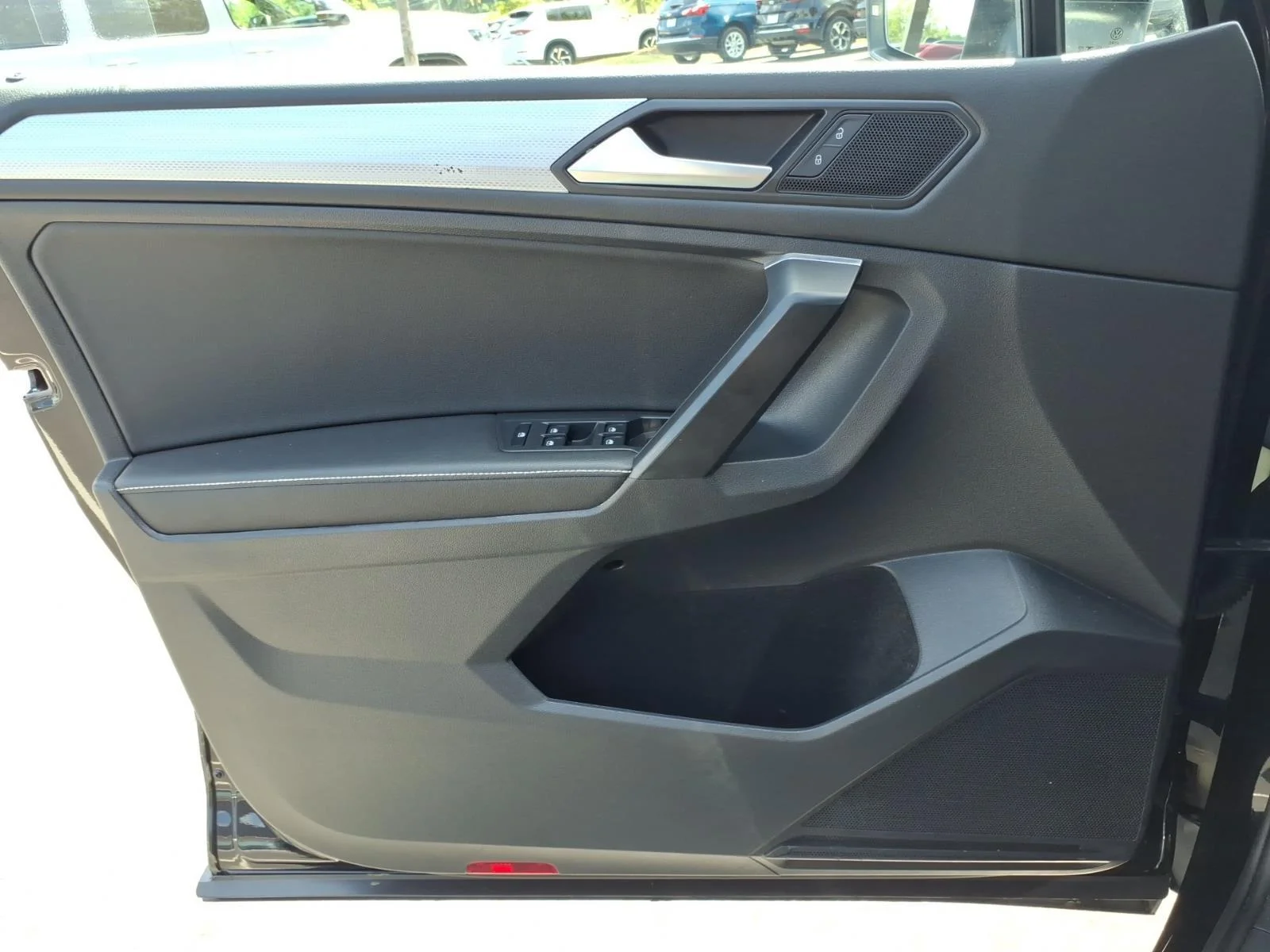 Used 2023  Volkswagen S image 28