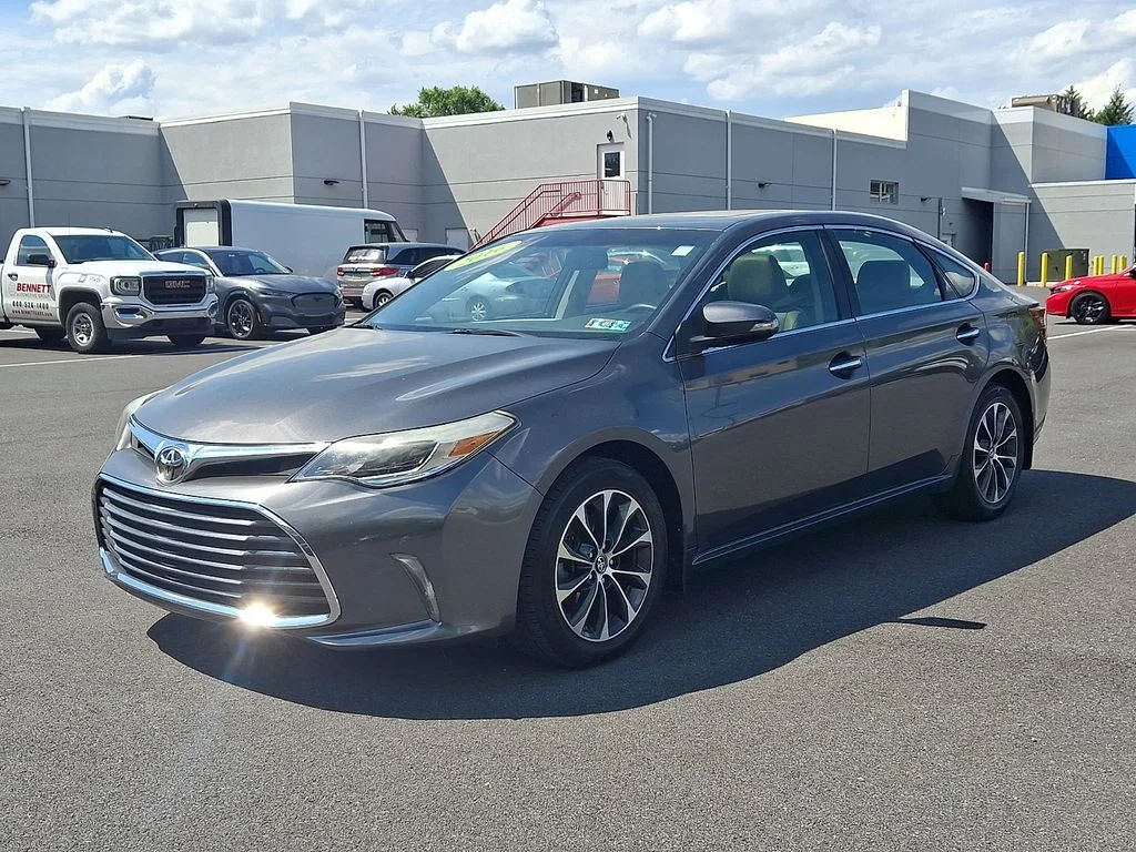 Used 2016 Gray Toyota XLE Premium image 3