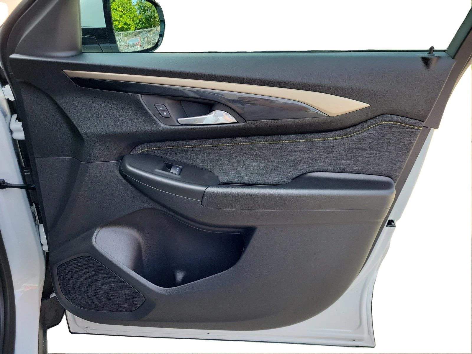 Used 2025 Iridescent Pearl Tricoat Chevrolet ACTIV image 21