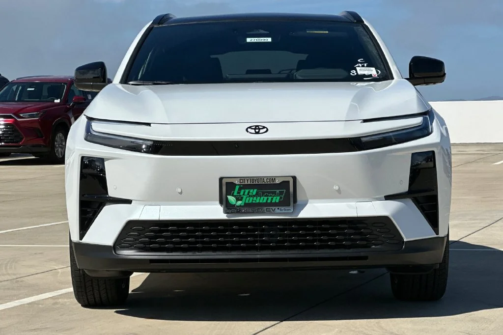 New 2027 Wind Chill Pearl <sup>1</sup> Toyota  XSE image 9