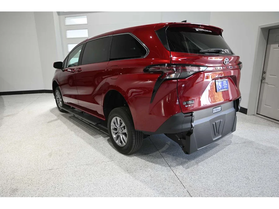2026 Toyota Sienna LE - Photo 8