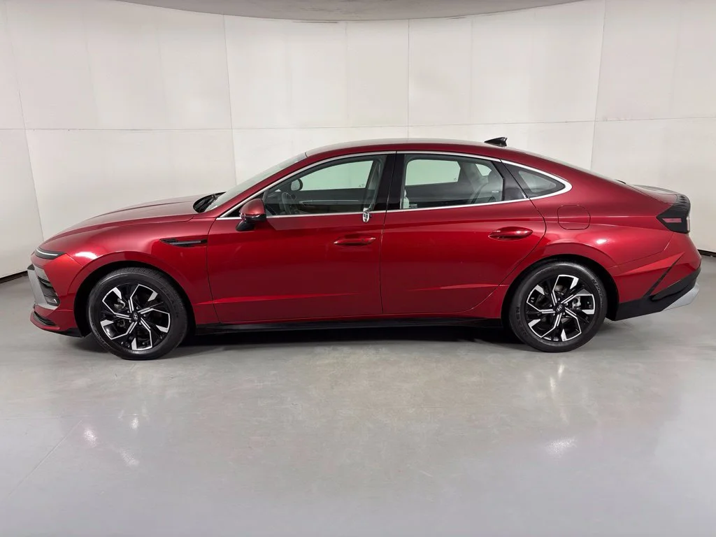 Used 2025 Red Hyundai SEL image 5