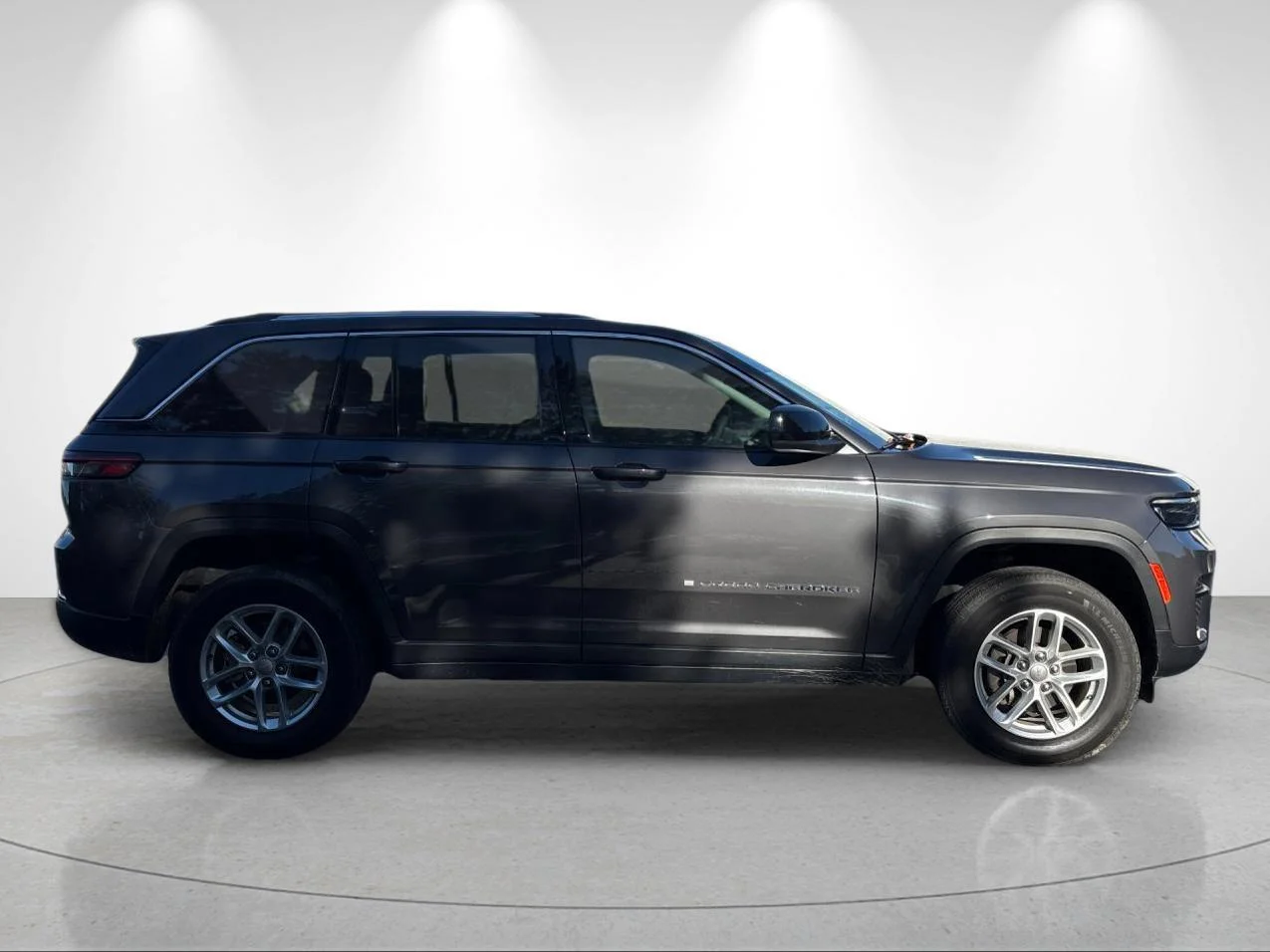 Used 2023 Baltic Gray Metallic Clearcoat Jeep Laredo image 6