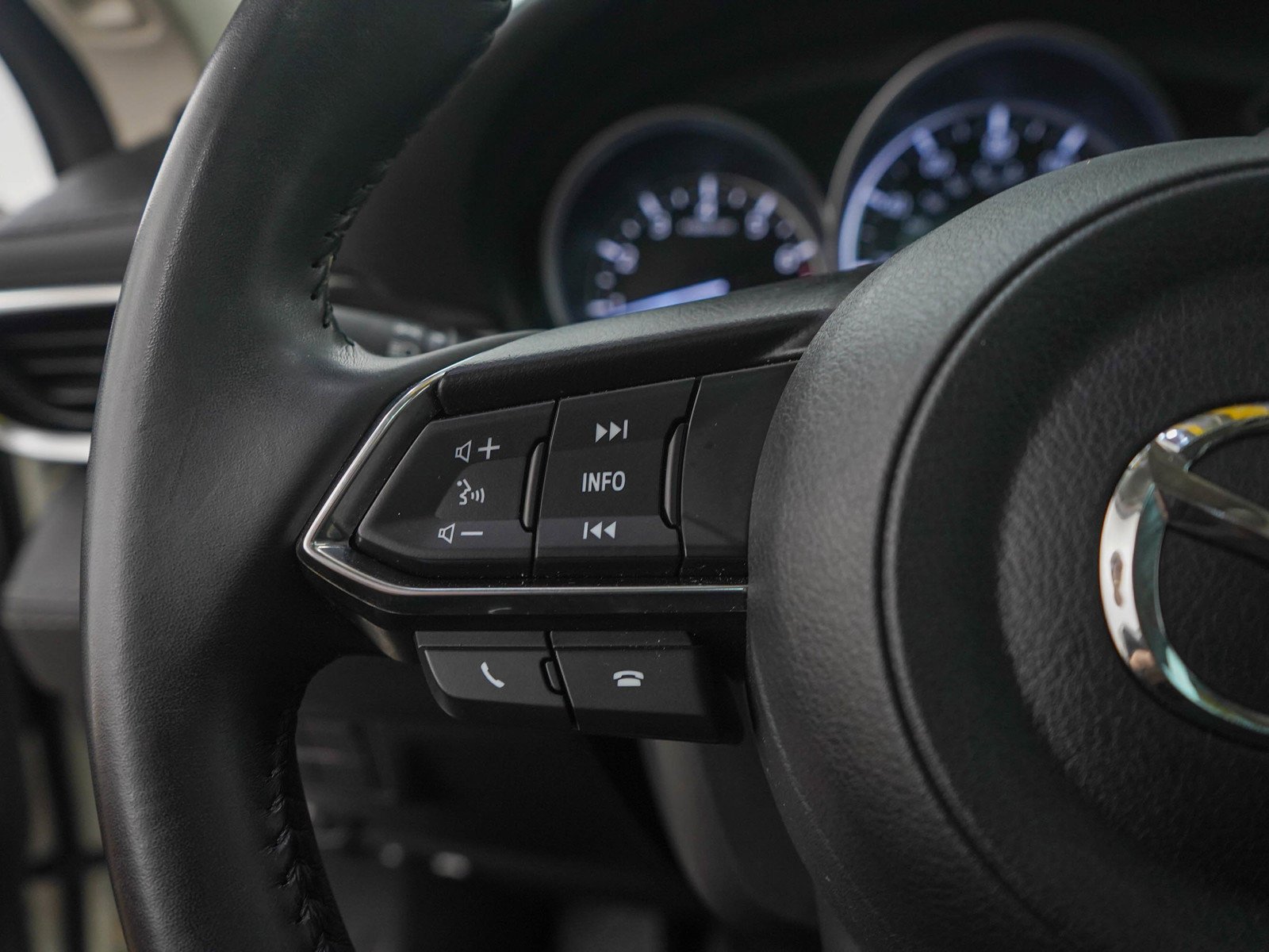 Used 2018 Snowflake White Pearl Mica Mazda Touring image 23