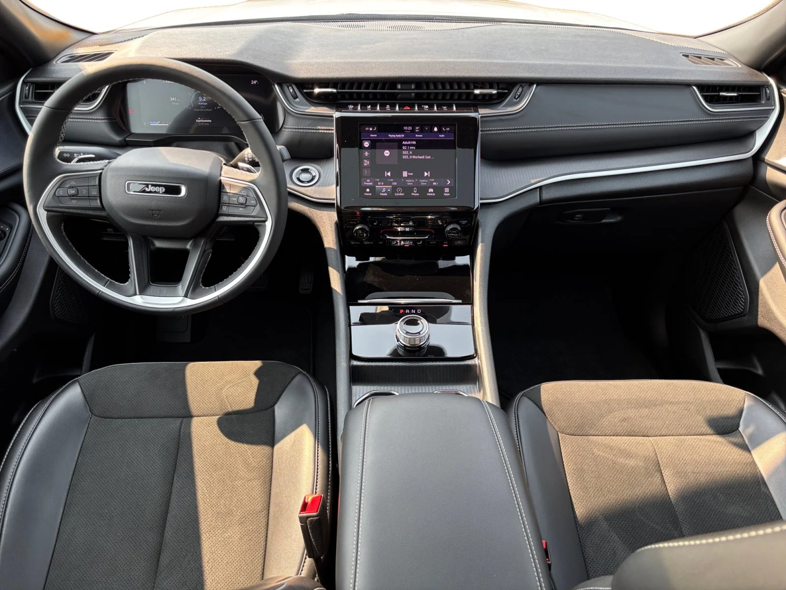 Used 2025 White Jeep Altitude image 12