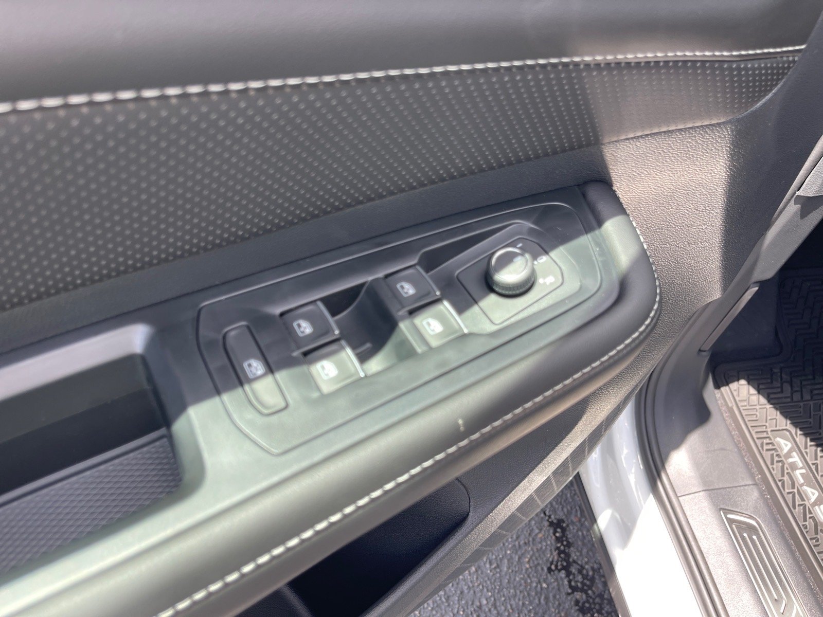 New 2026 Opal White Pearl Volkswagen SE image 8
