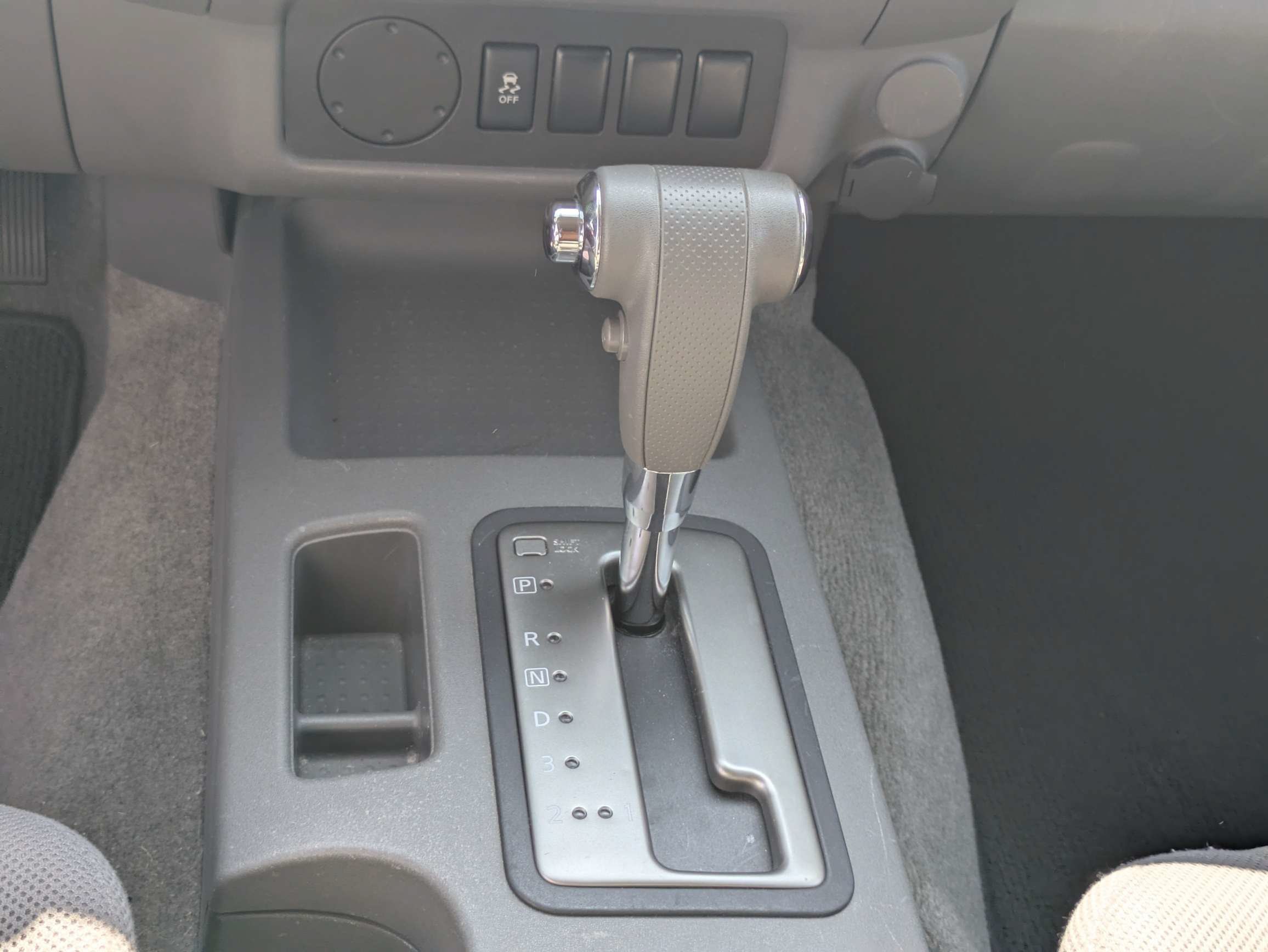 Used 2013 White Nissan S image 15