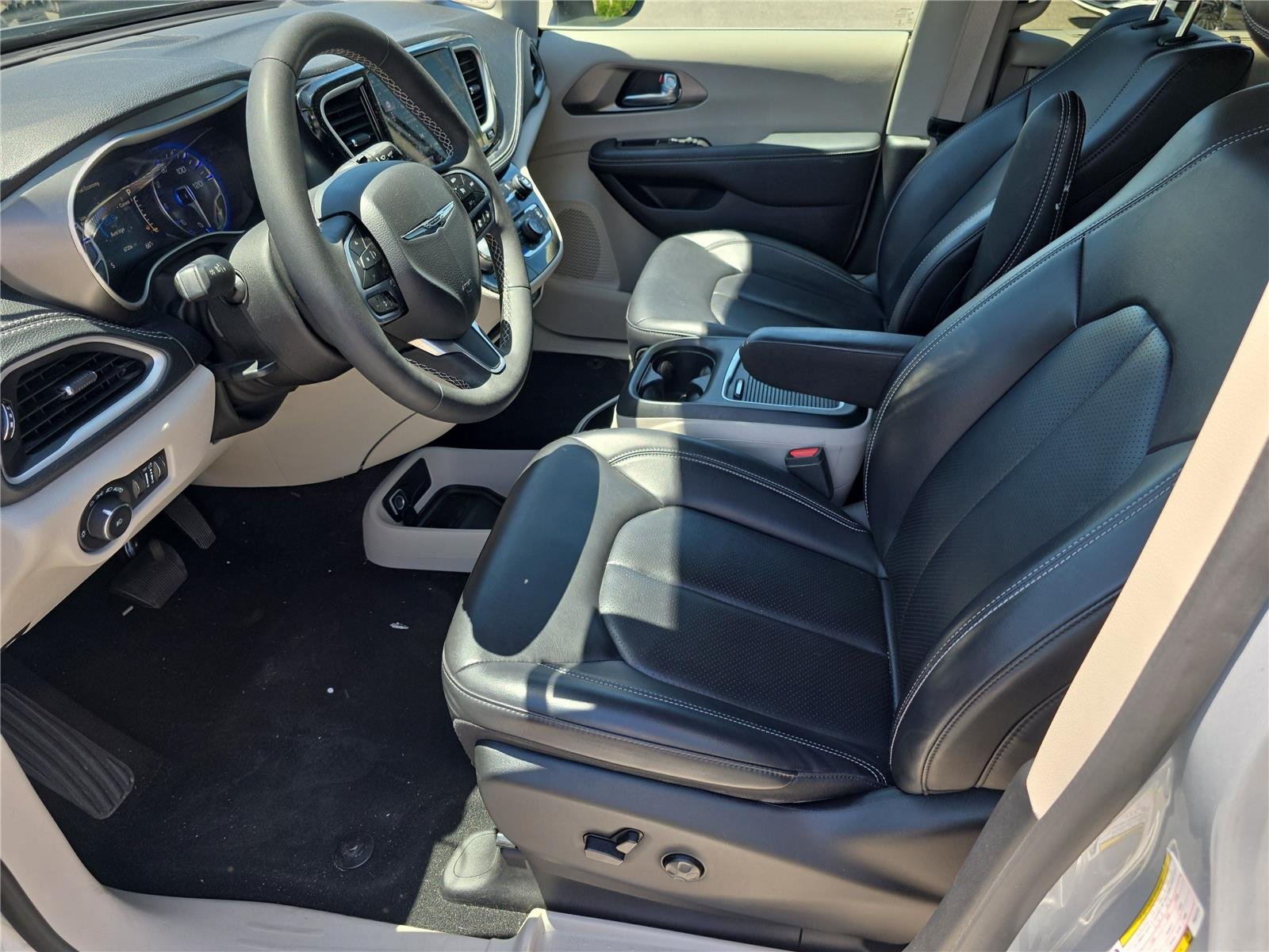 Used 2023 Silver Mist Clearcoat Chrysler Touring L image 13