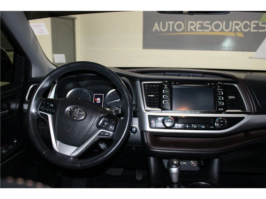 Used 2019 White Toyota XLE Sport Utility 4D image 15