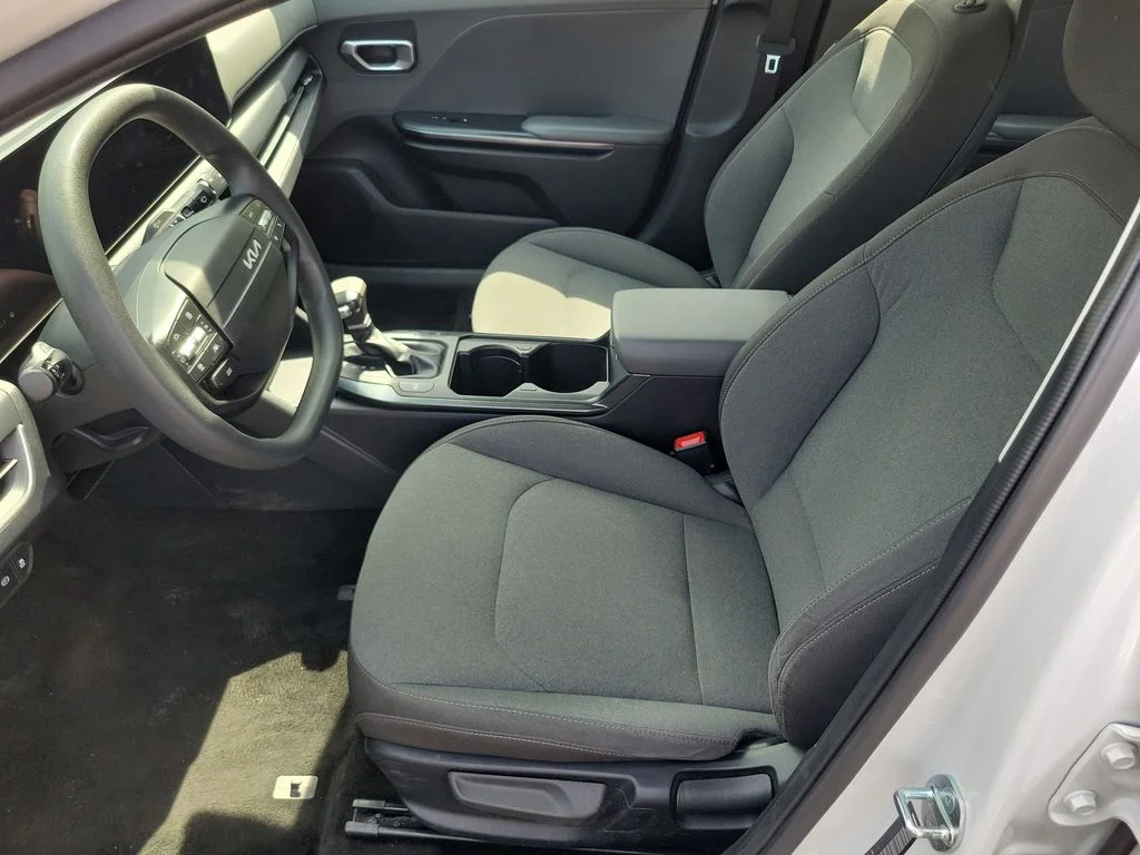 2025 Kia K4 LXS - Photo 17