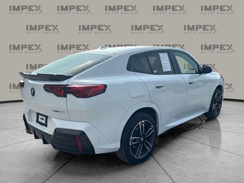 Used 2025 White BMW xDrive28i image 3