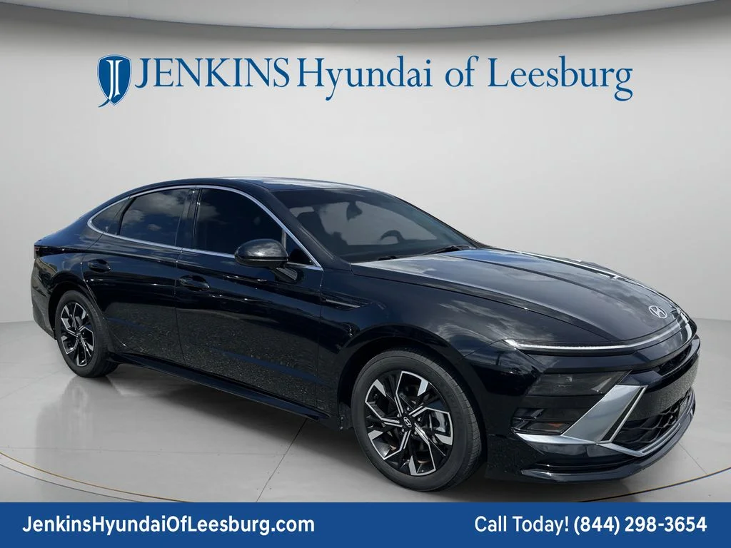 Used 2024 Black Hyundai SEL image 1