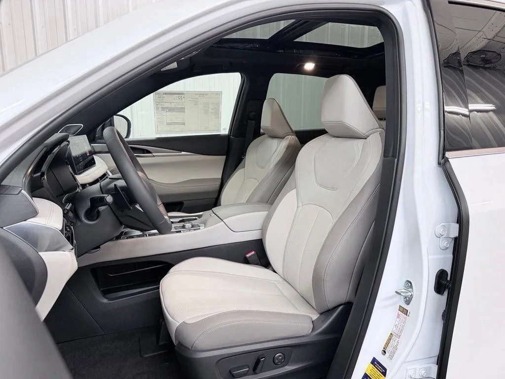 New 2027 RADIANT WHITE INFINITI Luxe AWD image 12