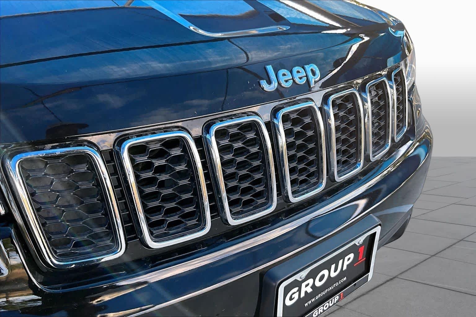 Used 2022 Diamond Black Crystal Pearlcoat Jeep Laredo E image 28