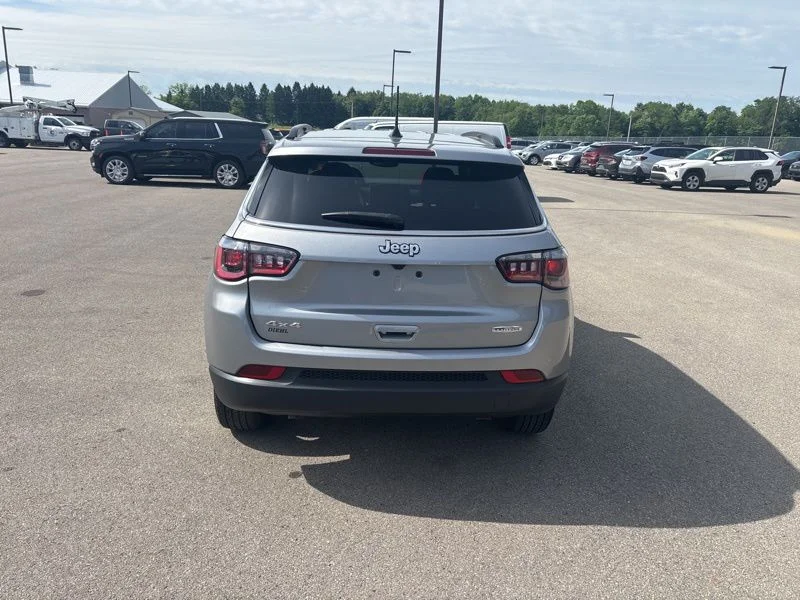 Used 2023 Silver Jeep Latitude image 4