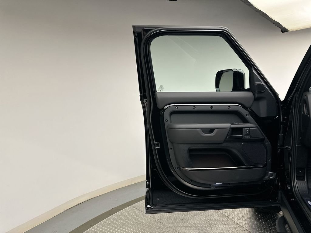 New 2026 Narvik Black Land Rover OCTA image 17