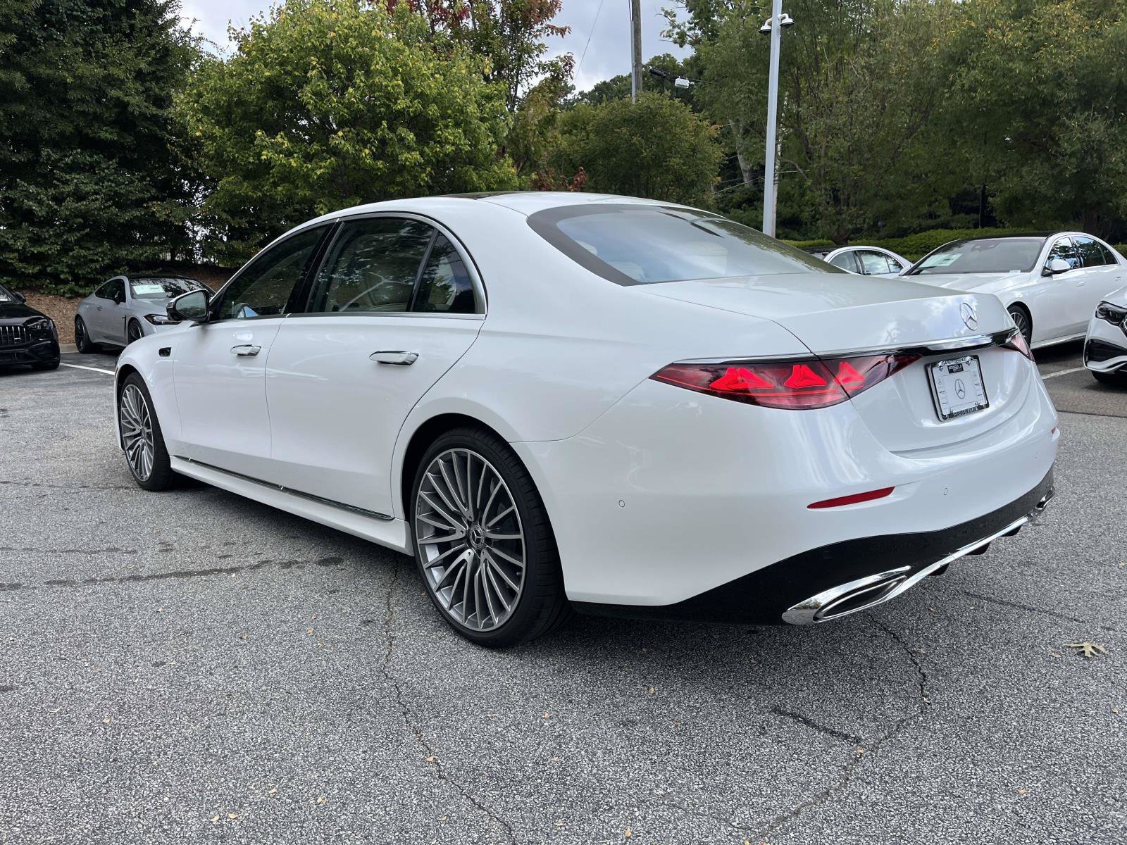 New 2027 MANUFAKTUR Moonlight White Metallic Mercedes-Benz S 500 4MATIC® Sedan image 9