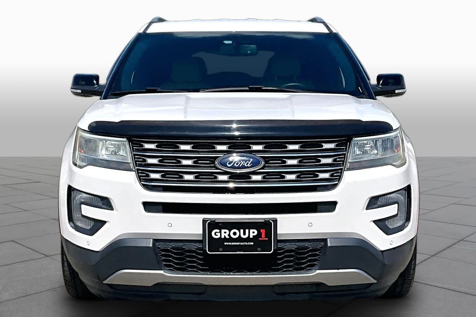 Used 2017 White Platinum Metallic Tri-Coat Ford XLT image 4