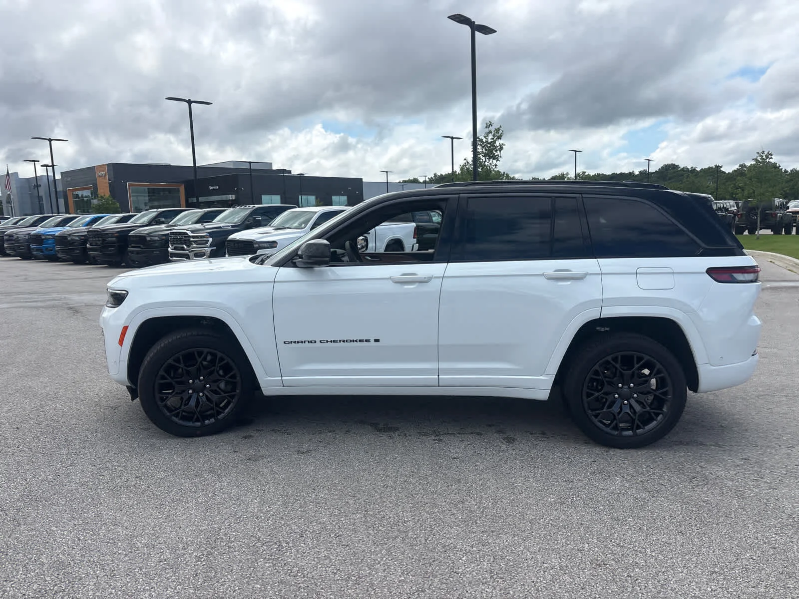 New 2026 Bright White Clear-Coat Exterior Paint Jeep Summit image 6