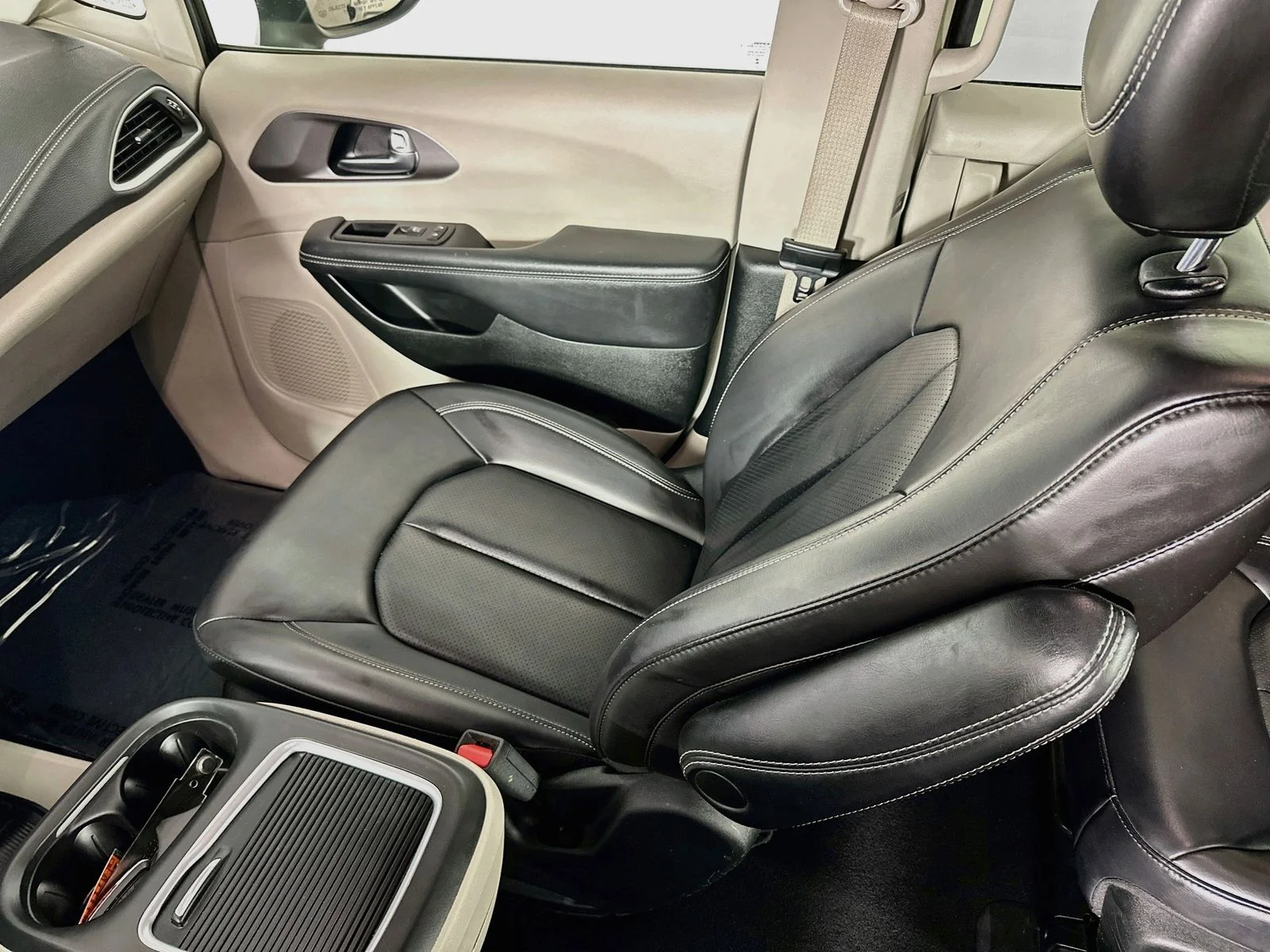 Used 2023 Brilliant Black Crystal Pearlcoat Chrysler Touring L image 23