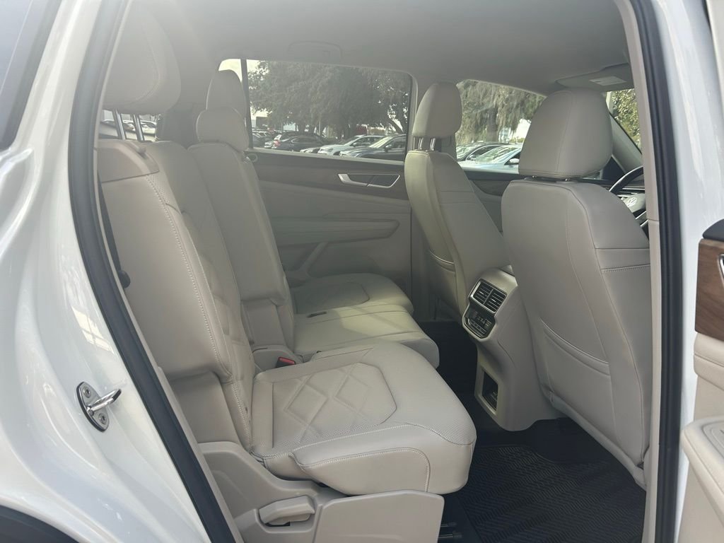 New 2026 Silver Volkswagen SE w/Technology image 38