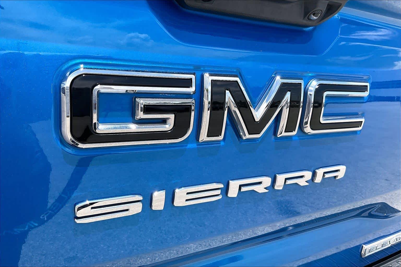 Used 2024 Dynamic Blue Metallic GMC Elevation image 31