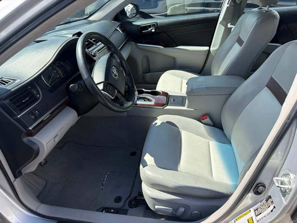 Used 2013 Classic Silver Metallic Toyota XLE image 8