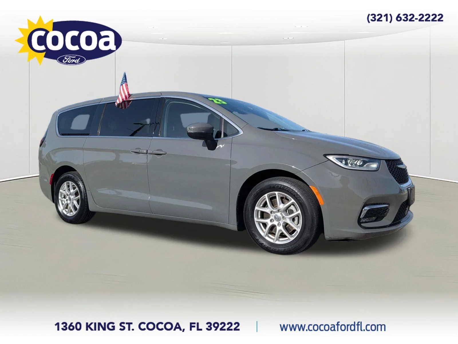 Used 2023 Gray Chrysler Touring L image 1