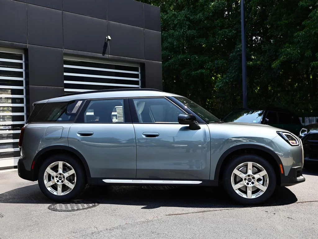 New 2027 Green Metallic MINI Signature Plus image 4