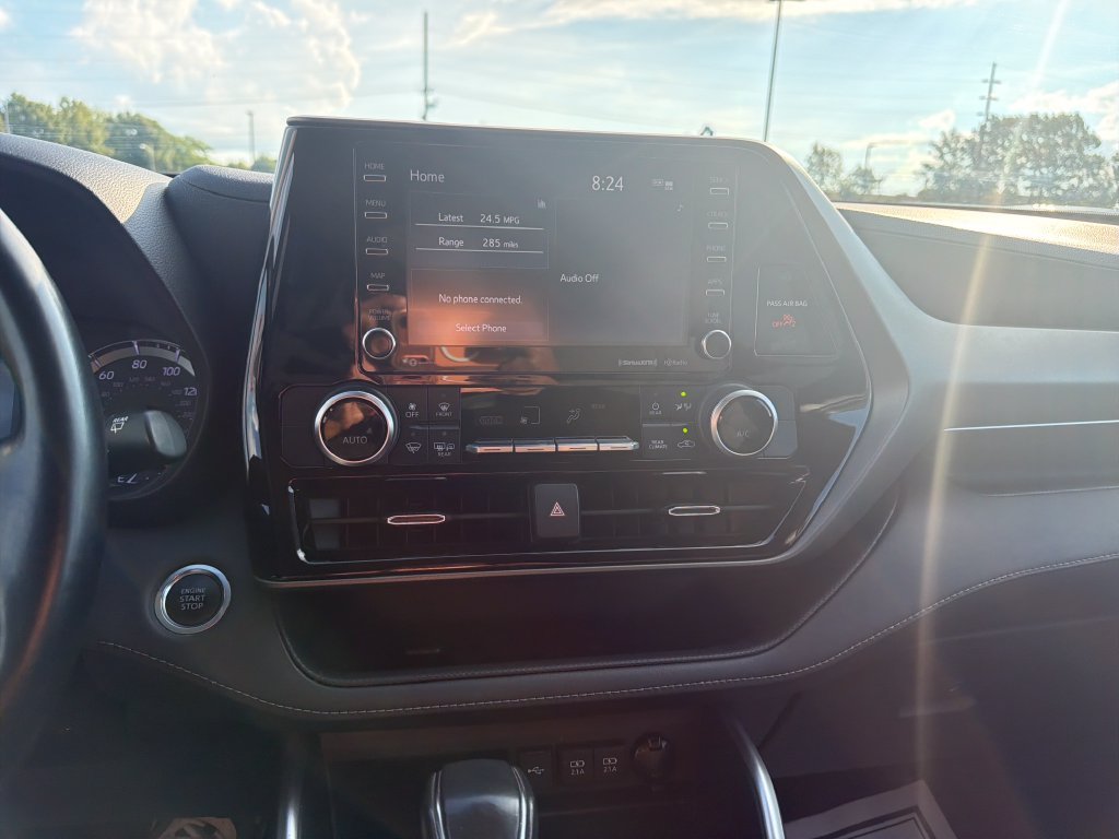 Used 2021 White Toyota LE image 19