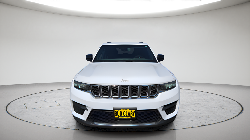 Used 2024 White Jeep Laredo X image 2