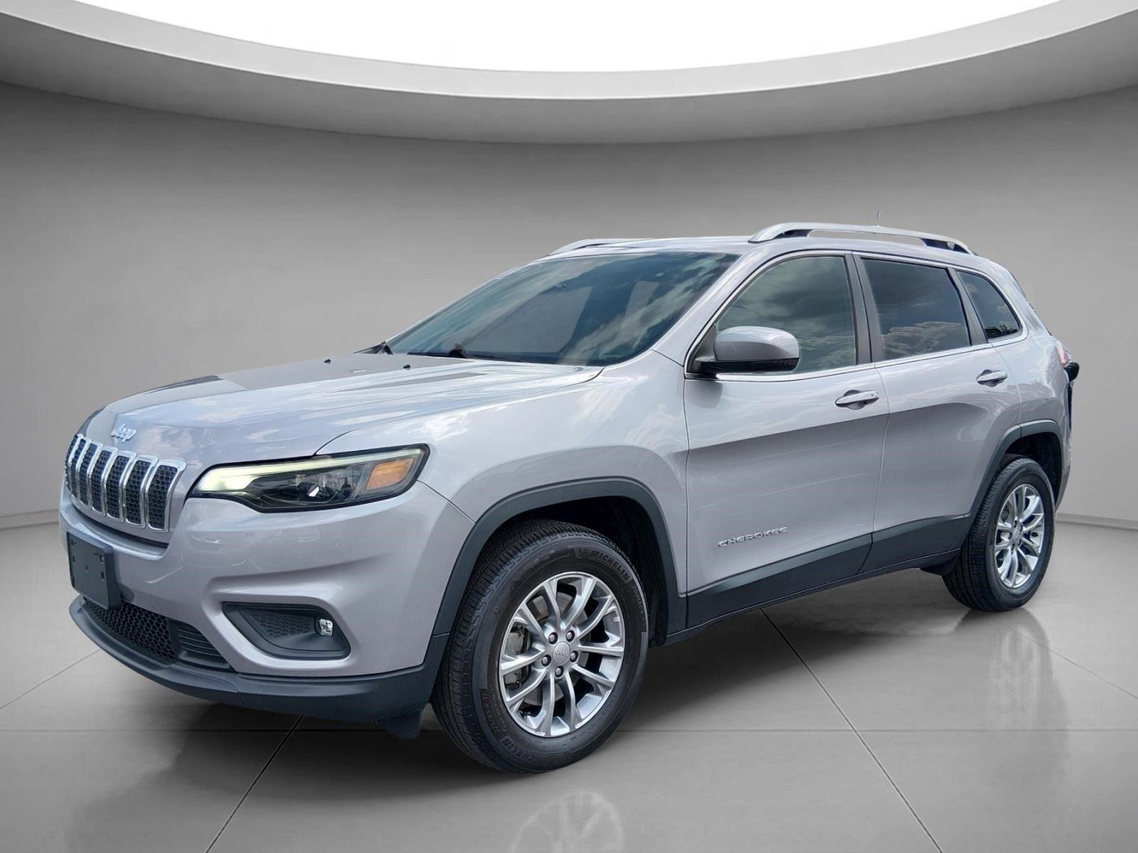 Used 2019 Granite Crystal Metallic Clearcoat Jeep Latitude Plus image 1