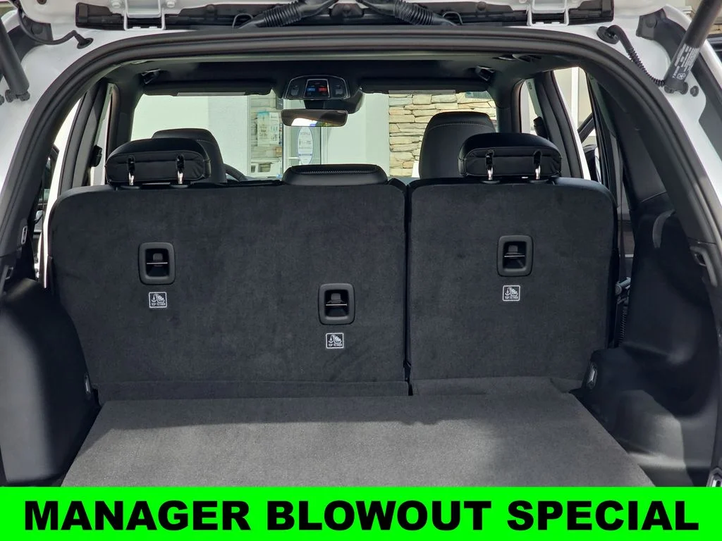New 2026 Bright White Clear-Coat Exterior Paint Jeep Altitude image 12