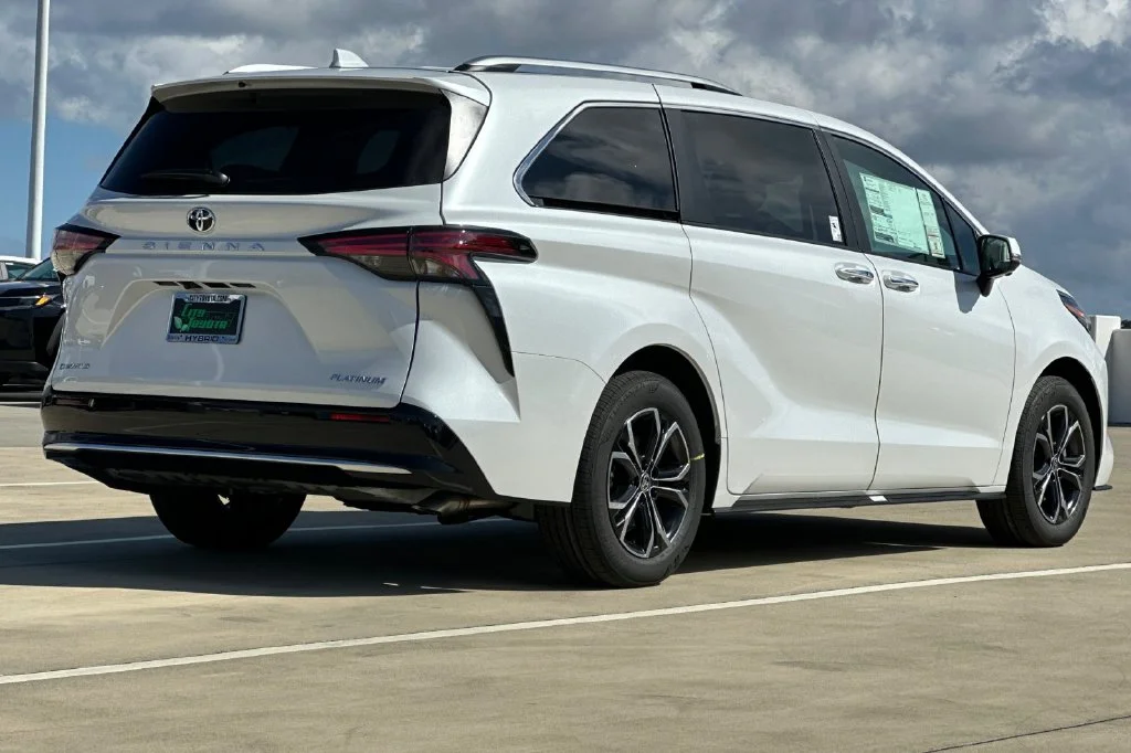 New 2026 Wind Chill Pearl <sup>1</sup> Toyota  Platinum image 4
